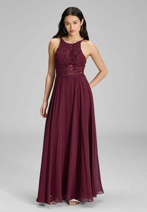 Abito da sera bordeaux con corpetto in pizzo, design senza maniche e una gonna in chiffon fluida. Presenta una vita aderente e pieghe sottili.