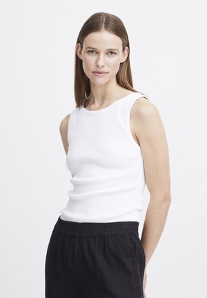 Weißes geripptes Tanktop mit Rundhalsausschnitt, enganliegendem Design und breiten Schulterträgern, kombiniert mit lockeren schwarzen Hosen.
