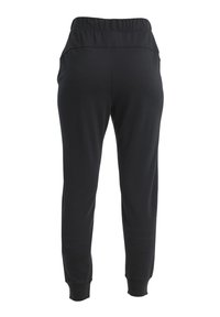 Pantaloni jogger neri con cinturino elastico in vita, tasche laterali, gambe affusolate e polsini a costine. Il tessuto appare morbido e liscio.