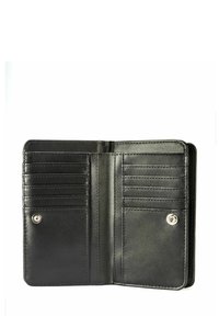 Czarny skórzany portfel z wieloma kieszeniami na karty i zapięciem na zatrzask, o gładkiej fakturze i starannym przeszyciu wewnętrznym.