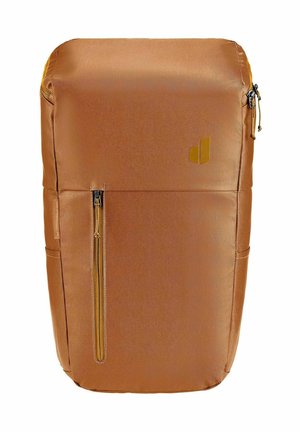 Sac à dos rectangulaire marron avec une poche zippée verticale à l'avant, des poches latérales, un zip supérieur et un petit logo dans le coin supérieur droit du panneau avant.