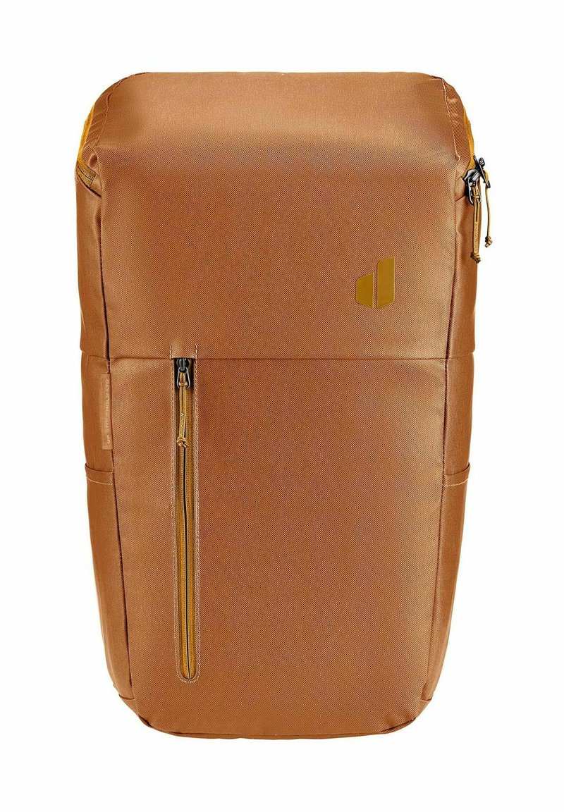 Zaino rettangolare marrone con tasca frontale con zip verticale, tasche laterali, zip superiore e piccolo logo sul pannello frontale in alto a destra.