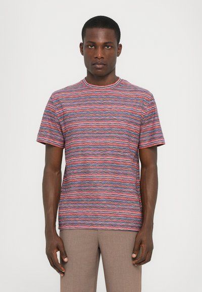 Camiseta a rayas en tonos rojo, azul y blanco; mangas cortas, escote redondo, tejido de mezcla de algodón, corte relajado, textura suave.