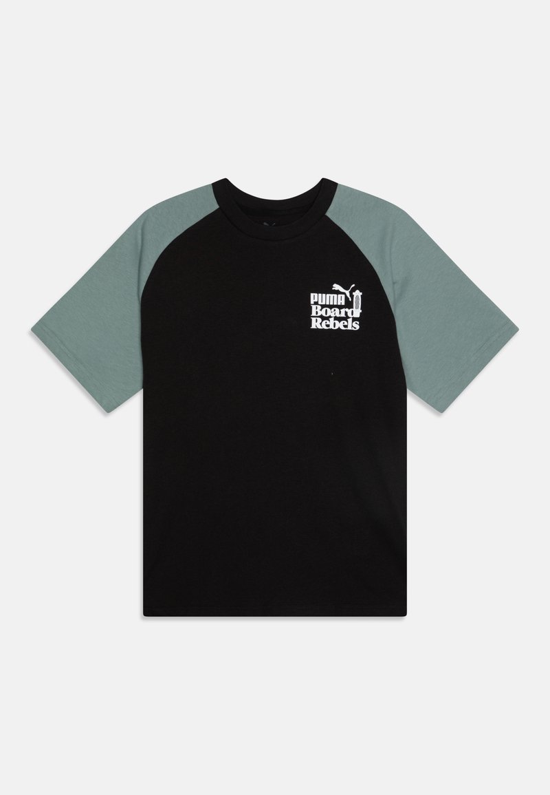 Czarny krótki rękaw T-shirt z raglanowymi rękawami w kolorze teal. Posiada białe logo "Puma Board Rebels" na lewej piersi. Wykonany z mieszanki bawełny.