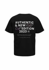 T-shirt noir avec texte blanc et violet : « AUTHENTIC & NEW Rebel Coll. EDITION 2023 » et phrases imprimées plus petites en dessous.