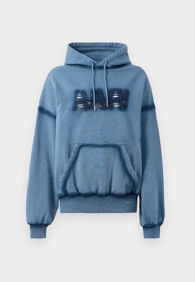 Modra kapuca iz mehkega blaga, z sprednjim žepom, kapuco s vrvico, rebrastimi manšeti in obrabljenim potiskom. Ohlapen kroj z elastičnim robom.