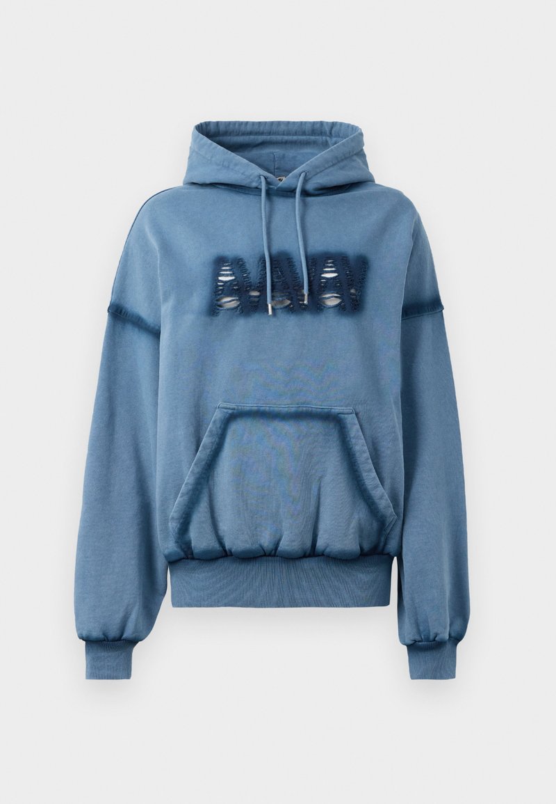 Blå hættetrøje lavet af blødt stof, med en frontlomme, snoretræk i hætten, ribbede manchetter og slidte bogstaver. Løst fit med elastisk kant.