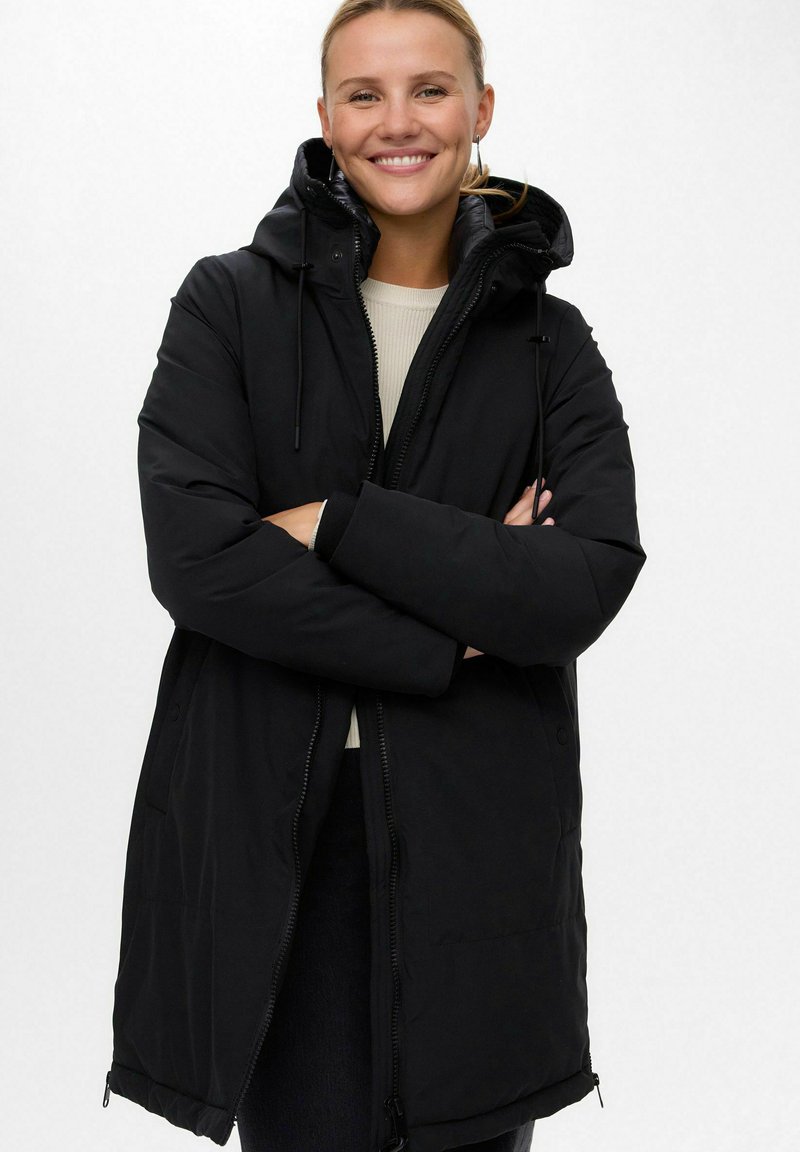 Schwarze gepolsterte Jacke mit Reißverschluss, Kordelzugkapuze und Seitentaschen. Verfügt über eine glatte Außenfläche und eine warme Innenausstattung.