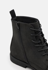 Pier One Botines con cordones - black