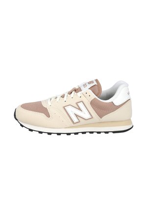 Zapatillas New Balance en beige y marrón, con materiales de malla y ante, detalles en blanco, punta redonda y suela de goma negra. Diseño clásico.