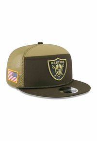 Grüne und braune Snapback-Cap mit dem Raiders-Logo, einem Patch der amerikanischen Flagge, Netzseitenpanelen und einem flachen Schirmdesign.