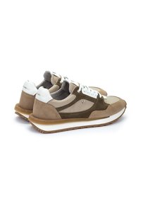 Sneaker in suede e rete nei colori beige, verde oliva e grigio chiaro, con lacci e dettagli bianchi, dotati di suola imbottita e tallone texturizzato.