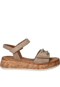 Beige suede sandalen met verstelbare banden, kurken middenzool en een gestructureerde rubberen buitenzool. Decoratieve details op de bovenkant hebben subtiele accenten.