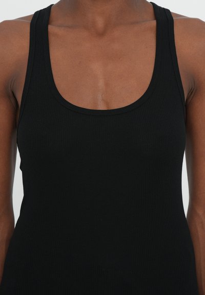 Top de tirantes negro con escote redondeado, hecho de una mezcla de algodón elástico. Presenta una silueta ajustada y una textura suave.