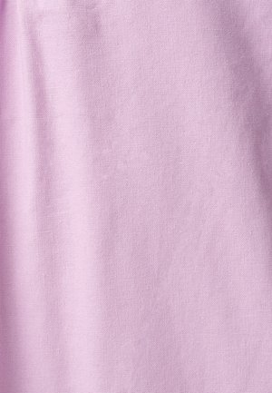 Hele lilla kangas sujuva ja ühtlane tekstuur; tihedalt kootud pehme viimistlusega. Mustreid ega märgatavaid detaile ei ole.