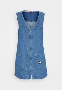 Jeansowa sukienka bez rękawów, jasnoniebieska, z dekoltem w szpic, zamek błyskawiczny z przodu, dwie duże kieszenie z przodu oraz metka marki na lewej kieszeni.