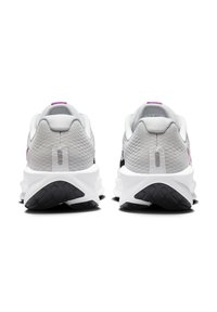 Chaussures de sport en mesh gris avec semelle blanche, doté d'une semelle extérieure noire, accents violets et contreforts de talon texturés. Vue arrière montrant les détails de la marque.