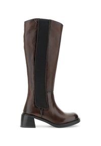 Bota de cuero marrón hasta la rodilla con un acabado texturizado, que presenta un panel elástico negro en la parte posterior y un tacón grueso negro.