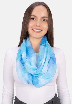 Hellblauer Infinity-Schal aus leichtem, transparentem Stoff mit einem Aquarellmuster. Glatte Textur und liegt sanft um den Hals.