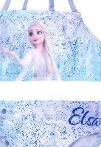 Costume da bagno a due pezzi di colore azzurro con un motivo innevato. Presenta una stampa con un personaggio e il nome "Elsa" in corsivo blu sul fondo.