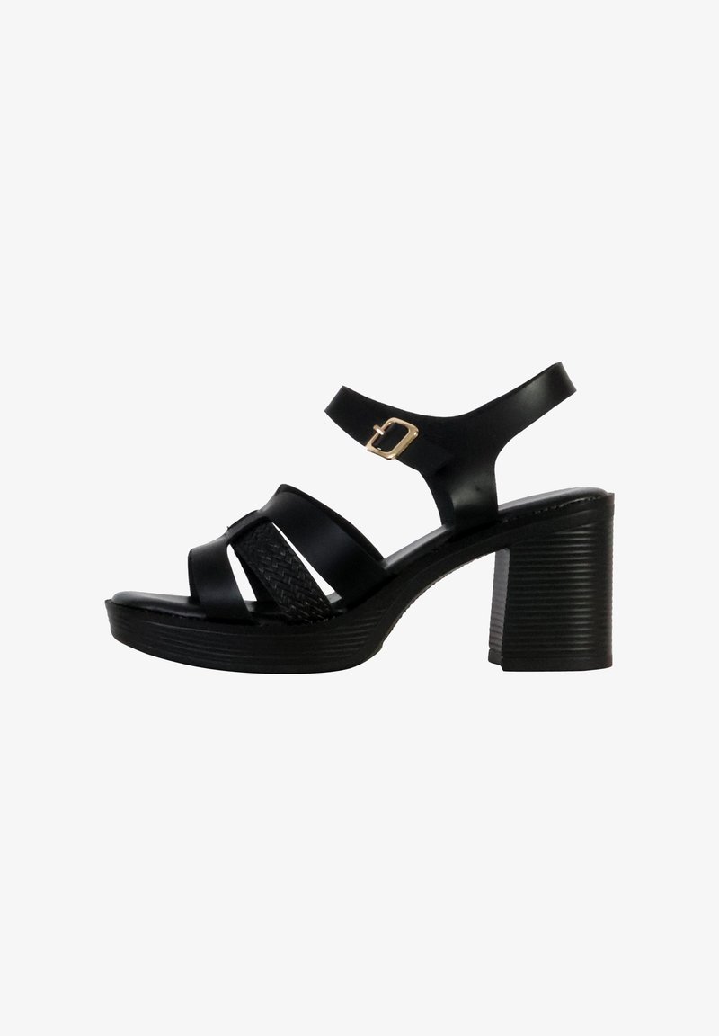 Sandales à talons noirs avec un design à bout ouvert, comportant trois larges lanières et une sangle chevillère tissée texturée. Accent de boucle sur la cheville.