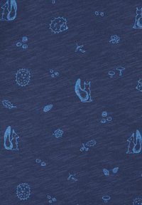 Tessuto blu navy con illustrazioni azzurro chiaro di scoiattoli, funghi, foglie e vari elementi naturali sparsi sulla superficie.