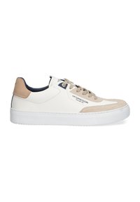 Sneaker in pelle bianca con accenti beige, una punta in suede testurizzato e una suola in gomma bianca. Presentano un design con lacci e un marchio sul lato.