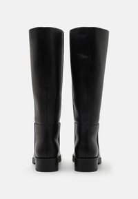 Svart läderknähöga stövlar med en slät yta och blockklack, med en rak silhuett och minimal söm detalj.