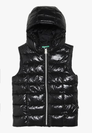 Schwarze Steppweste mit glänzendem Finish, ausgestattet mit Kapuze, Reißverschluss und gesteppter Musterung, die ein modernes, gepolstertes Design zeigt.