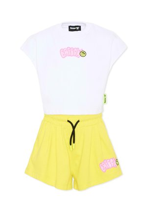 Witte top met korte mouwen met roze "Barrow"-tekst en gele smiley, gecombineerd met gele shorts met zwarte trekkoord en bijpassend "Barrow"-logo.