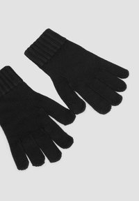Czarne dziane rękawiczki z prążkowanymi mankietami, z pięciopalczastym wzorem oraz teksturowanym materiałem, który zapewnia lepszą przyczepność i ciepło.