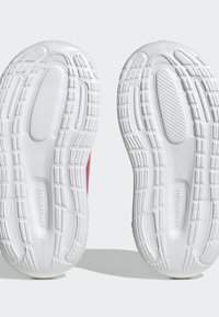 Las zapatillas Cloudfoam cuentan con una suela de goma blanca texturada con un diseño de banda, diseñado para ofrecer agarre y comodidad, y un cuerpo liso de color rosa.