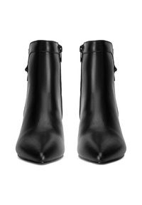 Črni usnjeni gležnjarji s koničastim prstom, gladke teksture in z zadrgo na strani. Minimalističen dizajn, brez vidnih vzorcev.