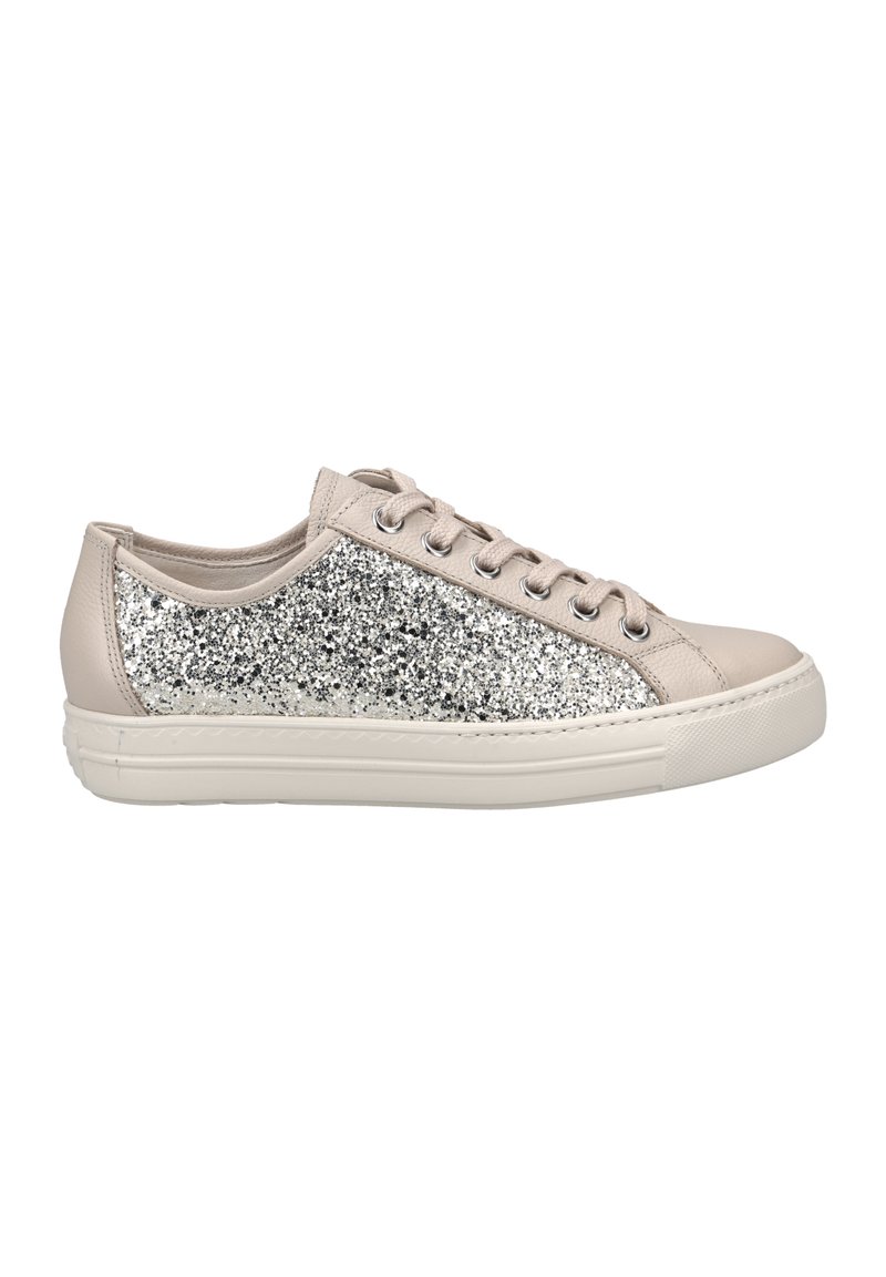 Beige Leder Sneaker mit einer glitzernden silbernen Seitenfläche, runder Zehenpartie, flacher Sohle und metallenen Ösen für die Schnürsenkel.