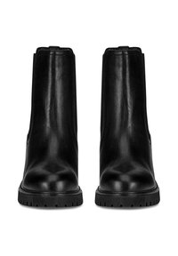 Čierne kožené členkové čižmy s hladkým povrchom, elastickými bočnými panelmi a textúrovanou gumovou podrážkou pre protišmykovosť. Klasický Chelsea dizajn.