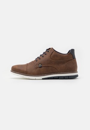 Zapatos con cordones - brown