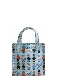 Bolso tote azul con un patrón repetido de personajes ilustrados en varias vestimentas, con asas y una etiqueta en la parte frontal.