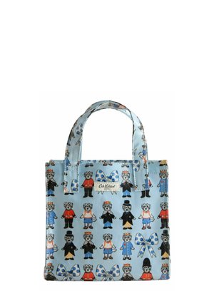Blå tote bag med et gentaget mønster af illustrerede figurer i forskellige outfits, med hanke og et mærke på forsiden.