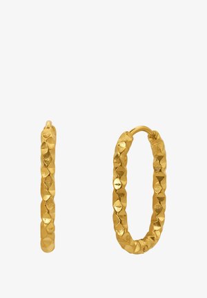 Gli orecchini a cerchio color oro presentano una finitura testurizzata e martellata, con una forma circolare e una chiusura a gancio sicura. Ogni orecchino mostra un design sfaccettato.