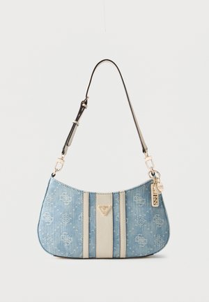 Sac à épaule en denim bleu clair avec des rayures verticales beige, plaque logo dorée et breloques de la marque dorées suspendues à la bandoulière.