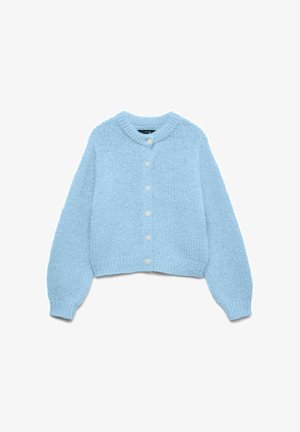 Cárdigan de punto grueso azul claro con mangas largas y seis botones blancos en la parte delantera, con escote redondo y puños acanalados.