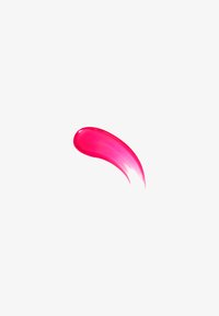 Échantillon incurvé de maquillage ou de peinture rose vif sur fond blanc avec une texture lisse, brillante et un reflet de lumière.