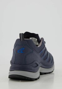 Scarpa da atletica di colore blu scuro con tomaia in rete e suede, suola grigia e tallone rinforzato. Presenta strisce verticali e un'etichetta in tessuto per il supporto.