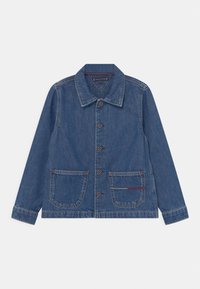 Blå denimskjorta med knäppning och krage, två framfickor i patchstil och långa ärmar, liggande platt på en vit bakgrund.