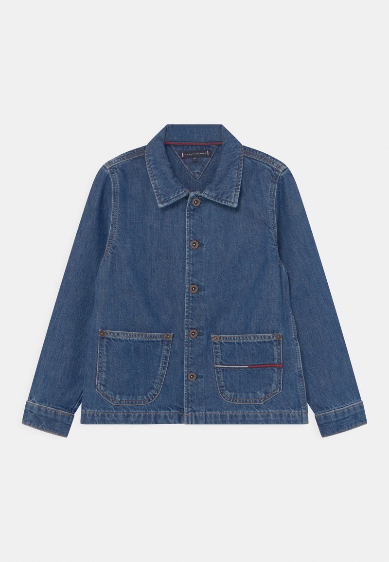 Veste en jean bleu à boutons avec col, deux poches plaquées à l'avant et manches longues, posée à plat sur un fond blanc.