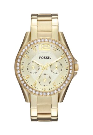 Montre-bracelet Fossil dorée avec lunette en cristal, trois sous-cadrans affichant le jour, la date et l'heure sur 24 heures, et un bracelet métallique maillé.