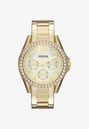 Montre-bracelet Fossil dorée avec lunette en cristal, trois sous-cadrans affichant le jour, la date et l'heure sur 24 heures, et un bracelet métallique maillé.