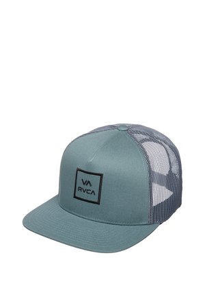 Grau-grüne Mesh-Trucker-Cap mit flachem Schirm und schwarzem RVCA-Logo-Patch auf dem Frontpanel vor weißem Hintergrund.