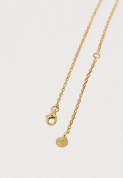 Κολιέ σε χρυσό χρώμα με λεπτή αλυσίδα, κούμπωμα τύπου lobster claw και μικρό κυκλικό μενταγιόν με ανάγλυφα γράμματα.