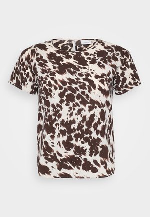 Blusa de manga curta com um padrão abstrato em castanho e creme que se assemelha a manchas de vaca, com um decote arredondado e um corte descontraído.